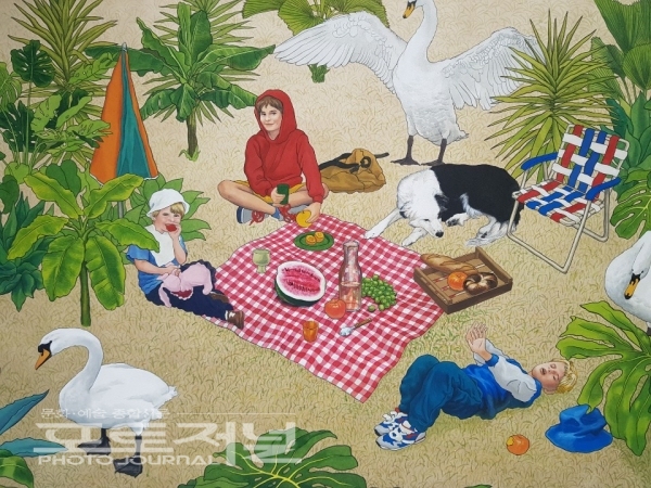 성남아트센터 반달갤러리에서 전시 중인 이나영 작가가 어린 시절의 기억을 화폭에 담았다.