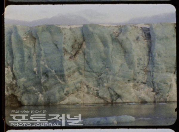 Lucy Cordes Engelman, So the glaciers exceed us, 2023, 2 channel projection -- 16mm film transferred to HD, on loop (8:56 and 18:07), color, no sound 루시 코즈 엥겔만, 우리를 능가한 빙하, 2023, 2채널 프로젝션-HD로 전송된 16mm필름, 루프 (8분 56초와 18분 7초), 컬러, 무음