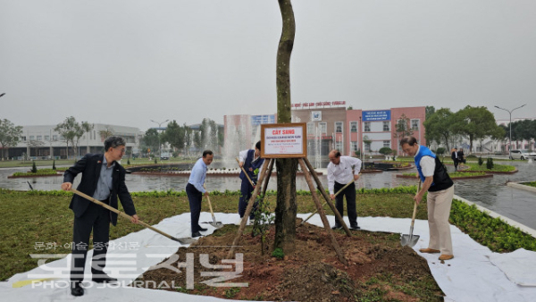 장원삼 코이카 이사장(맨 오른쪽)이 17일 오전(현지시각) 코이카가 베트남에 설립한 박장성 한베기술대학을 방문해 기념 식수를 하고 있다
